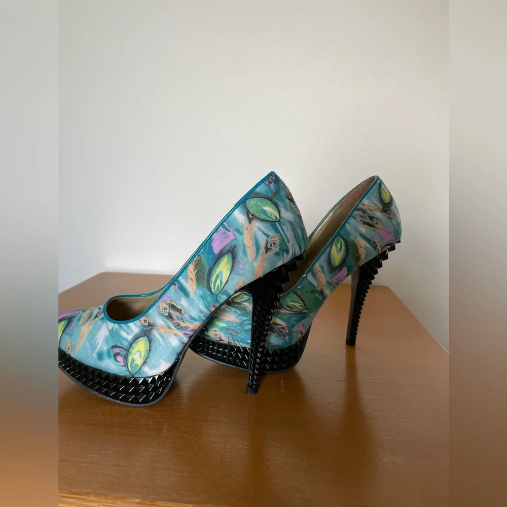 Beautiful peacock feathers Wild Rose heels, size 8 - Picture 3 of 5